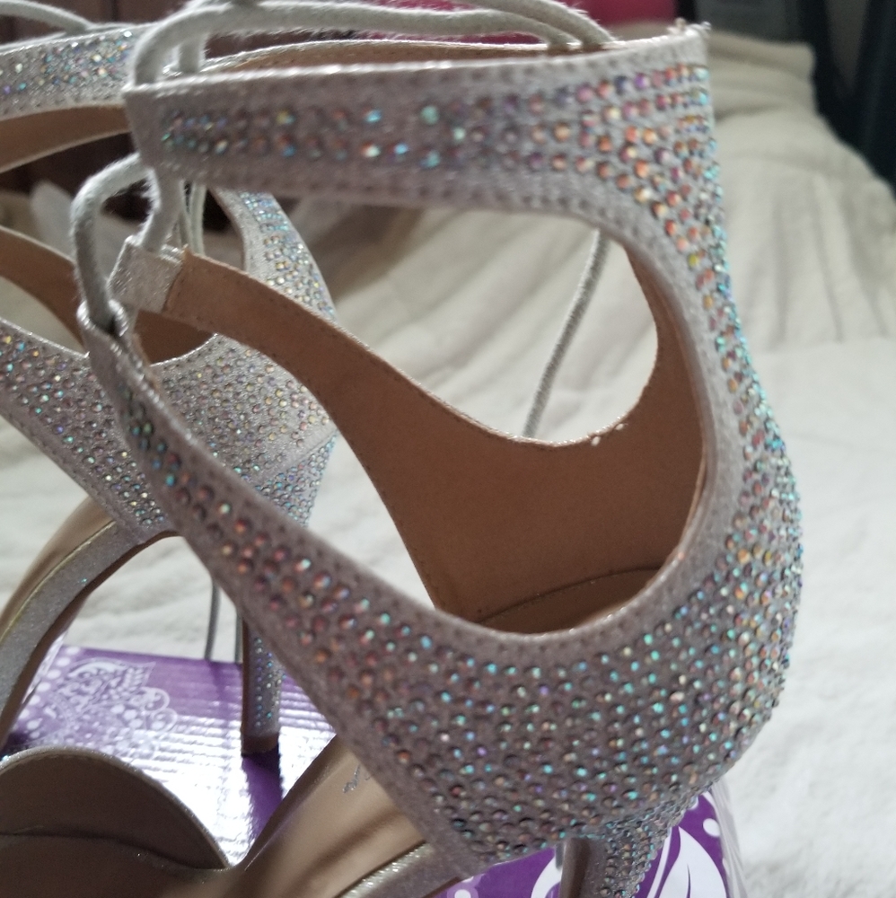 Silver Heels - Picture 4 of 5